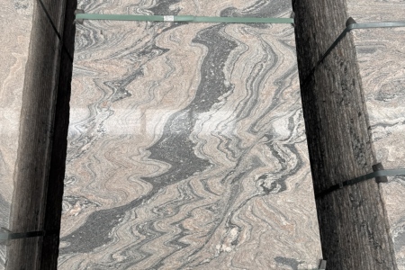 浪淘沙，幻彩麻，夜里雪，浪涛沙，路沿石，卡拉麦里金。天山红.虾红.景观石.假山石.山水岩.麻城芝麻白.芙蓉白.台湾红.染红板.水云纱.染黑板.白麻.黄金麻.芝麻灰.黄锈石.提锈板.挡车石.圆球 .仿古石.做旧板.提黄板.芝麻黑.中国黑.厂矿直销，品质保障， ☎:15716157333 孙总