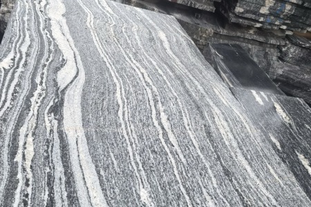 浪淘沙，幻彩麻，夜里雪，浪涛沙，路沿石，雪浪石，新雪灰，虾红.景观石.假山石.山水岩.麻城芝麻白.芙蓉白.卡拉麦里金，天山红.台湾红.染红板.水云纱.染黑板.白麻.黄金麻.芝麻灰.黄锈石.提锈板.挡车石.圆球 .仿古石.做旧板.提黄板.芝麻黑.中国黑.厂矿直销，品质保障， ☎:15716157333 孙总