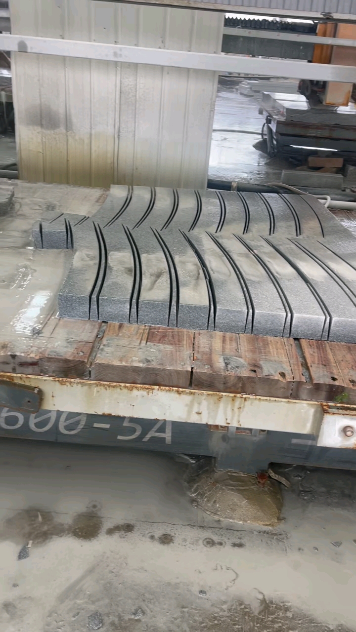 麻城贤昌石业异型石材加工厂主要对外五轴圆弧加工双面圆弧路沿绳锯加工雕刻