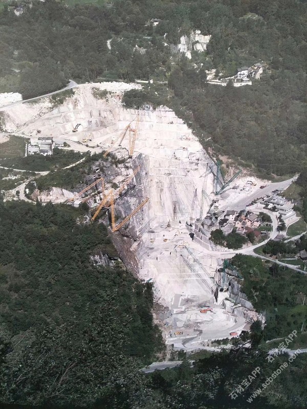 意大利白金沙矿山实景