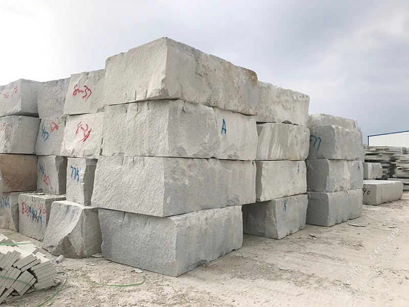 南方厂荒料堆场