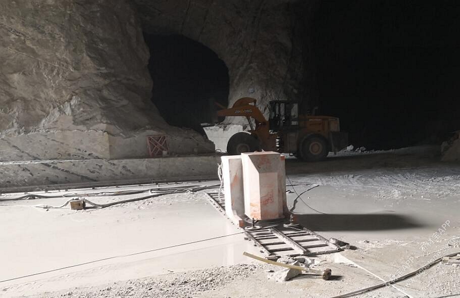 大理石开采绳锯机施工现场