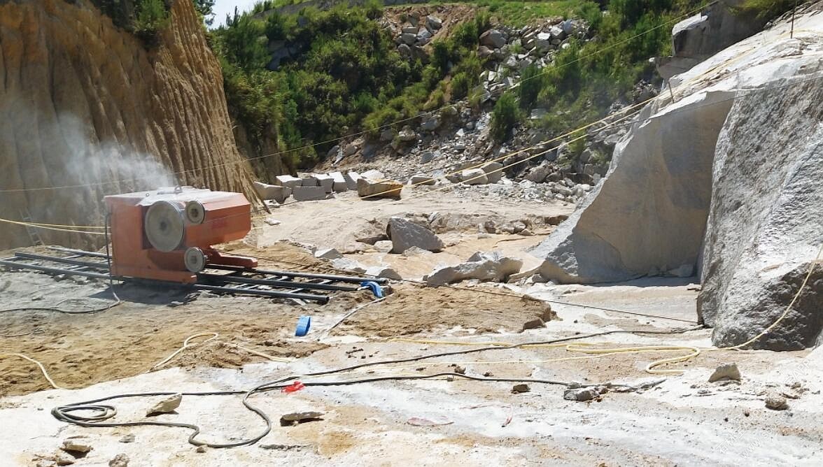 花岗岩开采绳锯机施工现场