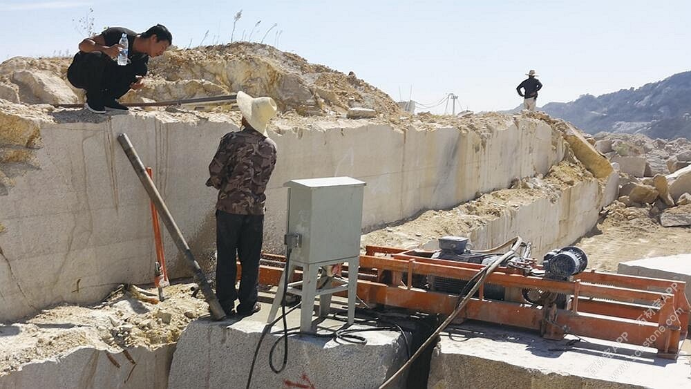 自动水平取芯钻施工现场