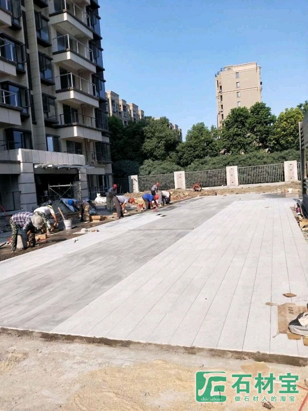 户外仿石厚砖铺装