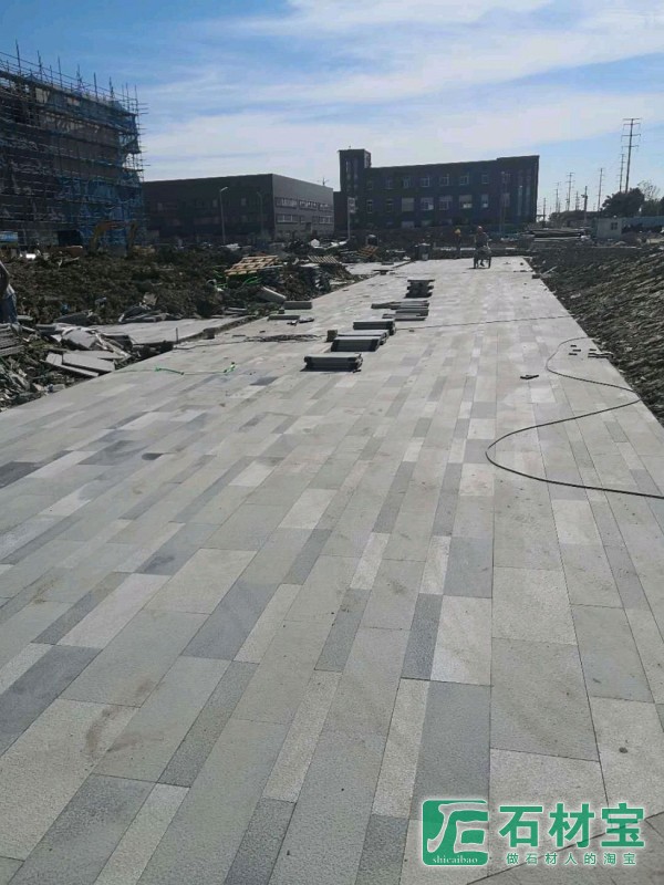 户外仿石厚砖铺装