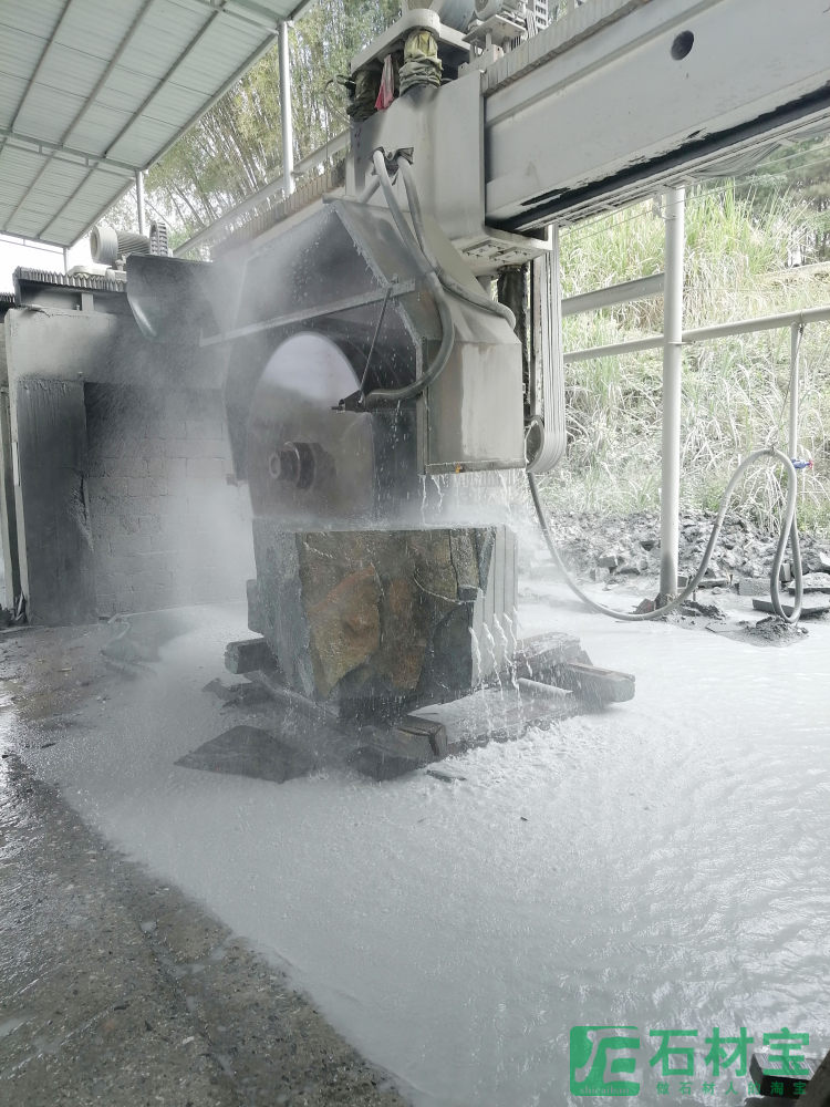 辉绿岩荒料切割