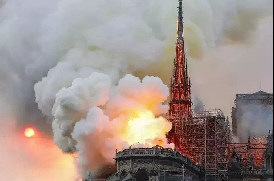 巴黎圣母院大火！顶尖倒塌，花窗被毁，石梁保存，全世界痛心！