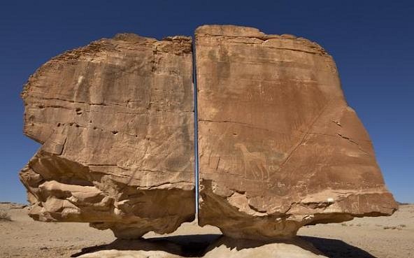 神秘的远古巨石阿纳斯拉，裂缝之谜至今未解