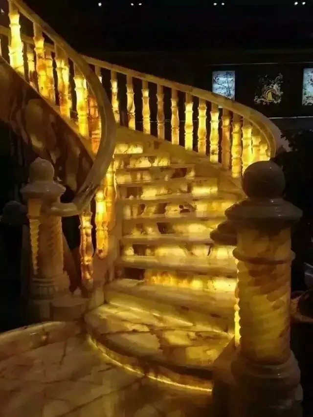 玉石透光旋转楼梯，看着都舍不得踏上去!