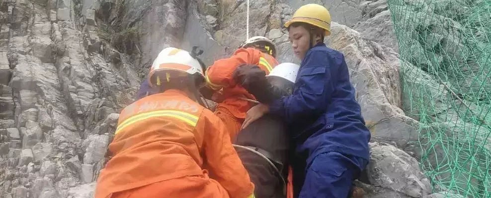 采石厂工人被困70米高悬崖成功获救，石材工人太难了！带你上矿山看看！