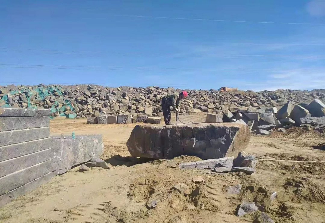 内蒙古乌拉特中旗总投资30亿元石材加工园区正在开展“四通一平”工作