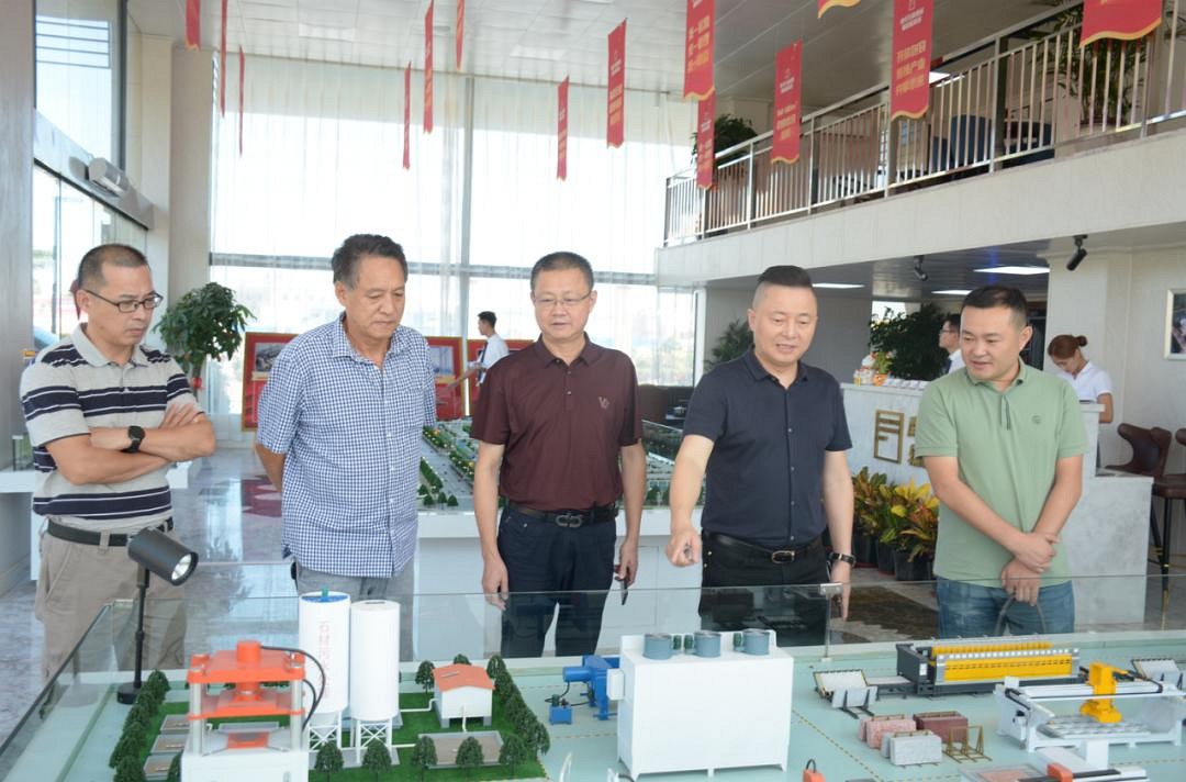 南京大学泉州环保产业研究院常务副院长胡大波调研石材机械辅料产业