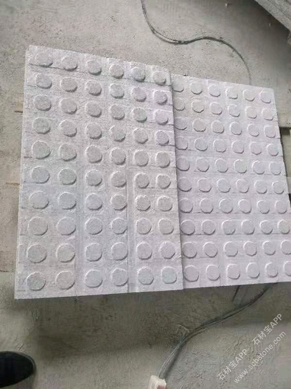 梨花白圆点盲道