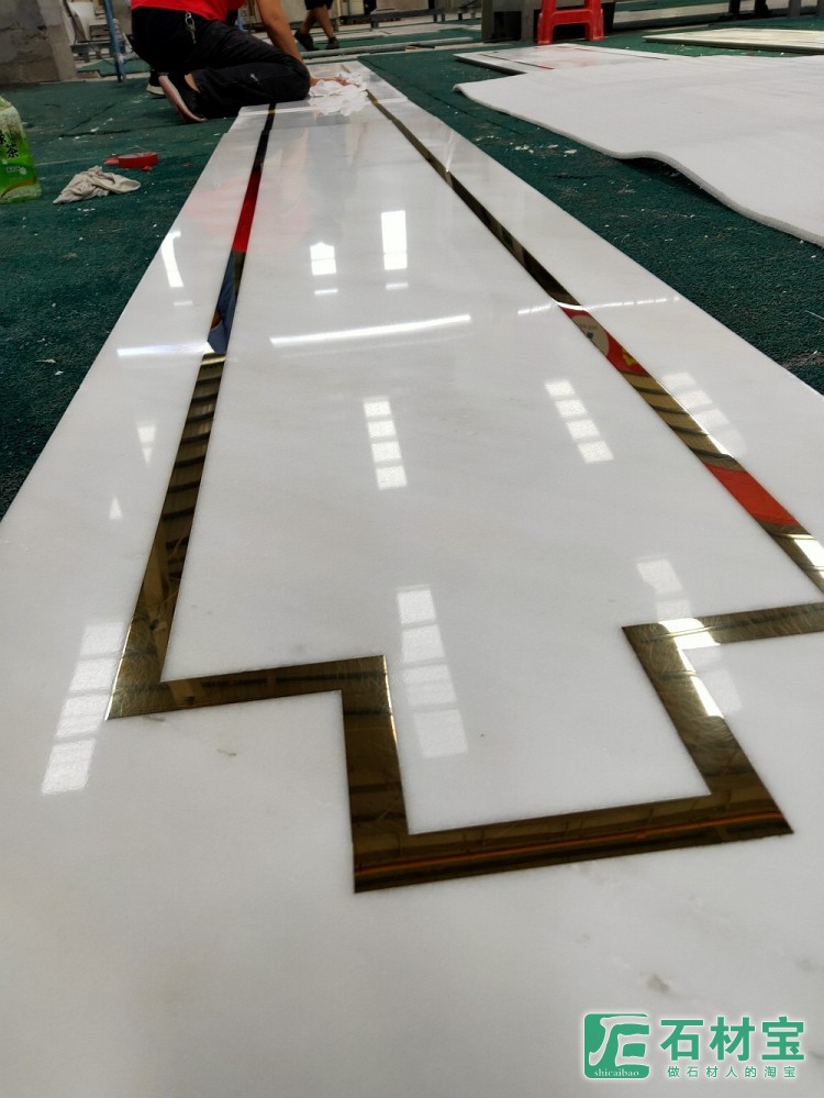 兰斯拉夫白镶嵌铜条护墙板