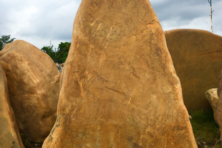 黄蜡石(立石)3米