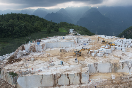 宝格丽灰矿山