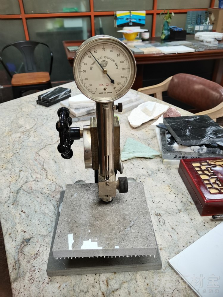 新矿硬度5.4级光度110度油性足板面大可做哑光面