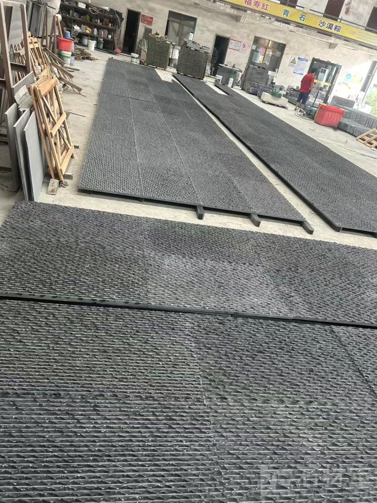 蒙古黑，流水面