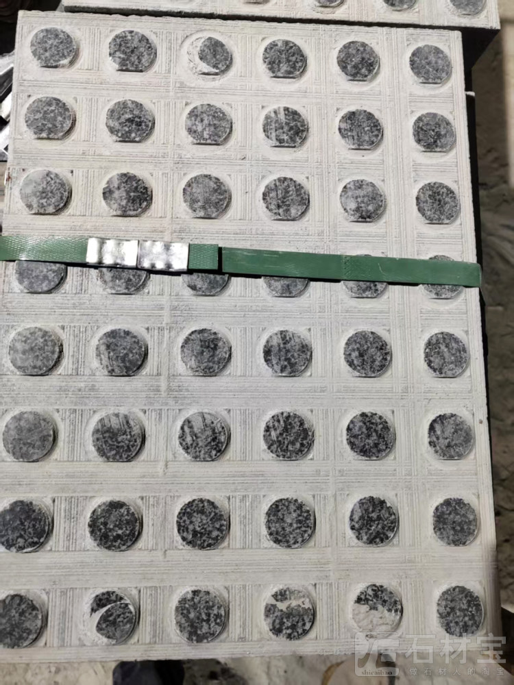小蓝宝盲道石