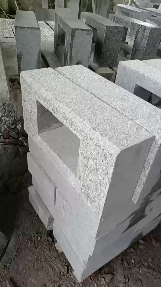 廉江芝麻白，廉江芝麻灰，阳江白麻，毛光板，火烧面，荔枝面，栏杆，石桌，石凳等异形雕刻。