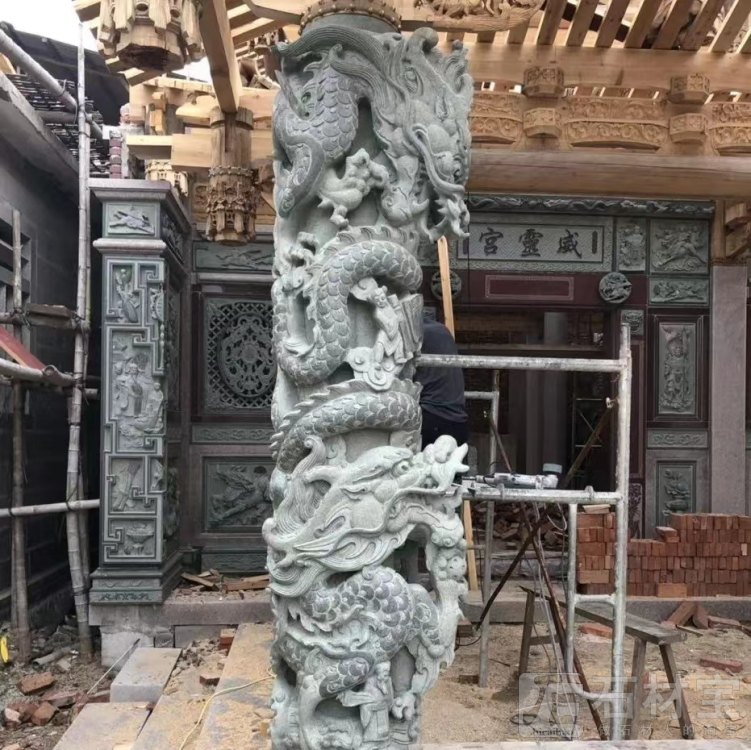 石雕龙柱