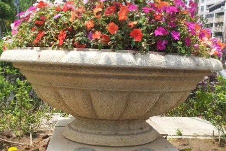 石雕花钵