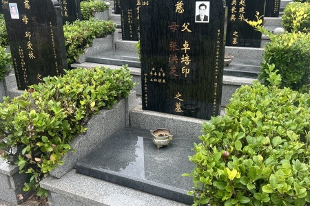 青石墓碑