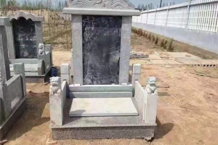 青石墓碑