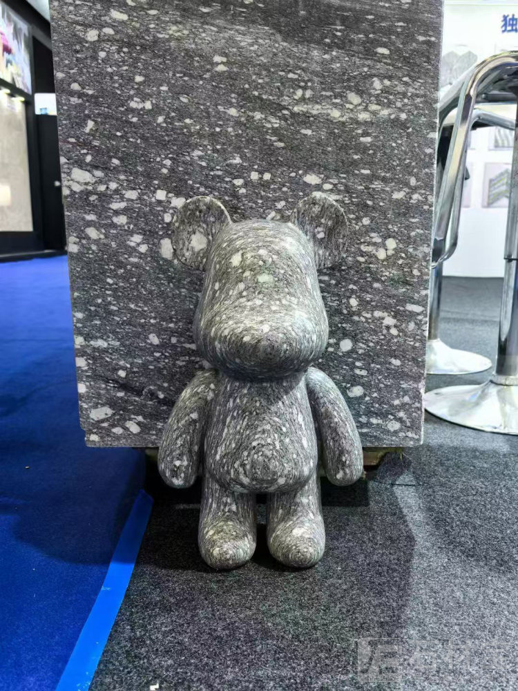 阿尔卑斯雪暴力熊