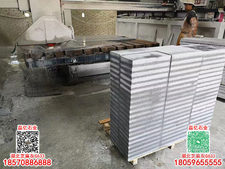 芝麻灰烧面板材切割现场G633工厂批发