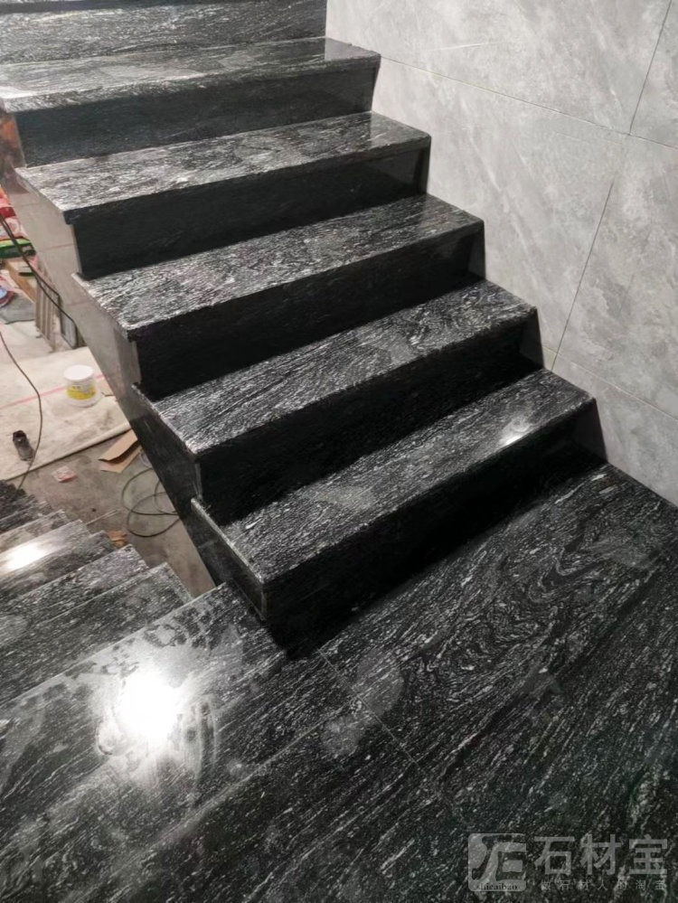 夜里雪楼梯踏步