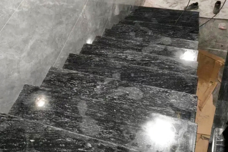 夜里雪楼梯踏步