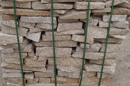 黄锈石自然面乱拼石