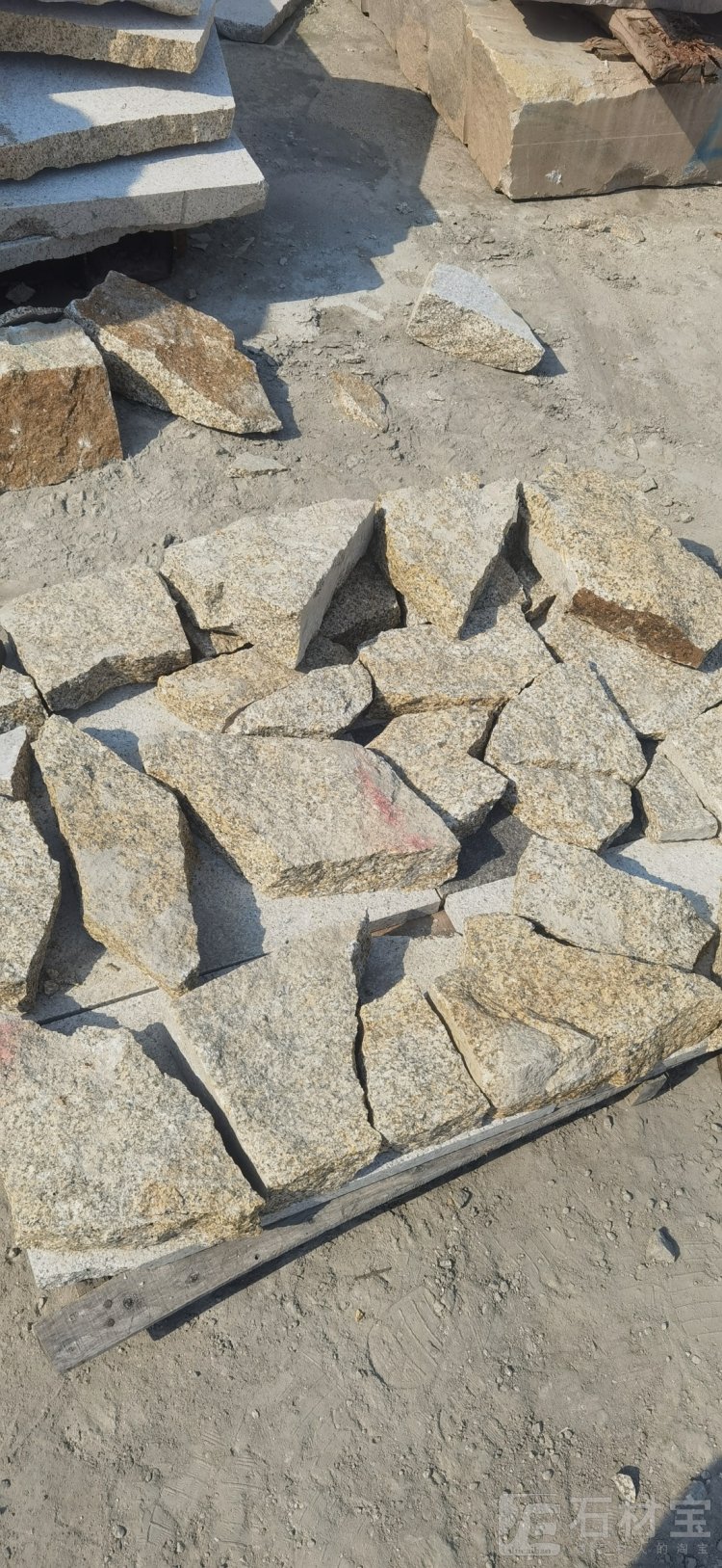 黄锈石不规则自然面景墙石