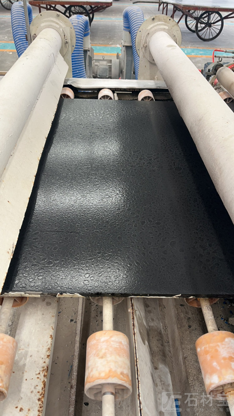 墨玉黑，皮革面