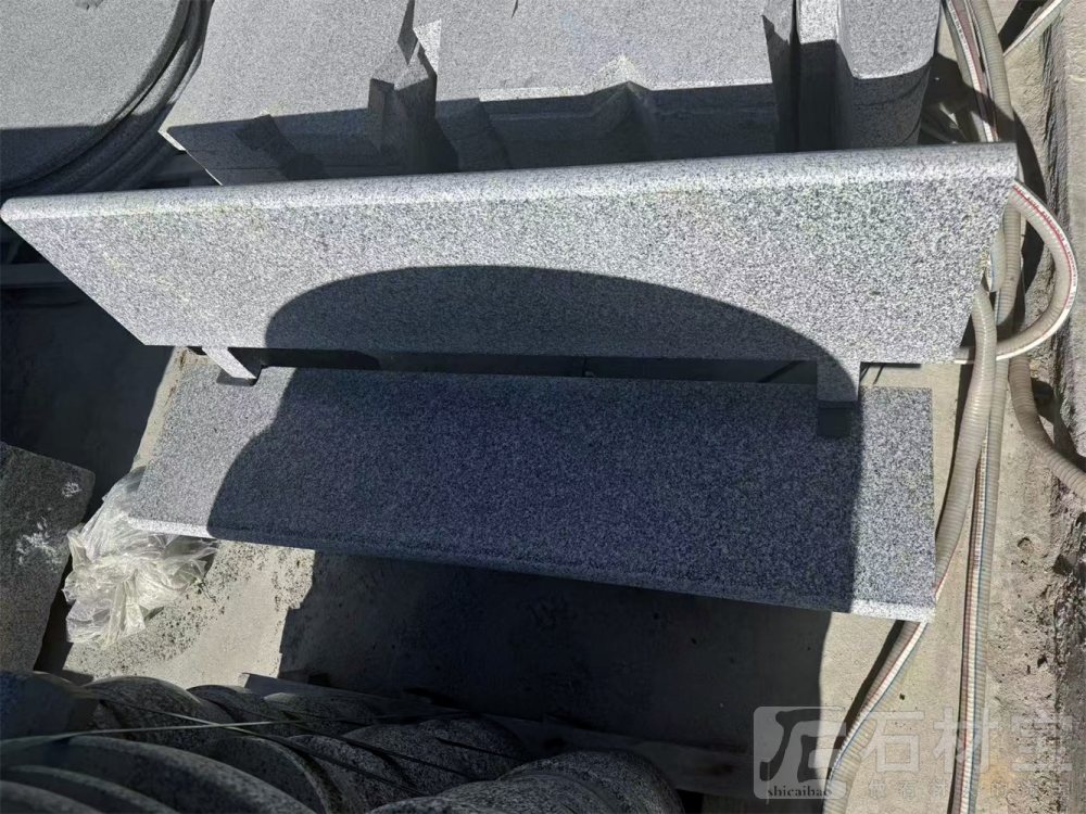 芝麻灰公园长椅