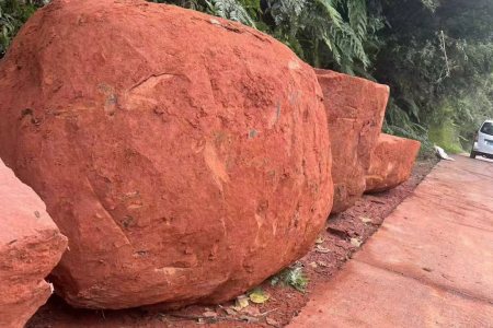 红色景观石