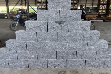 柬埔寨黑垒墙石