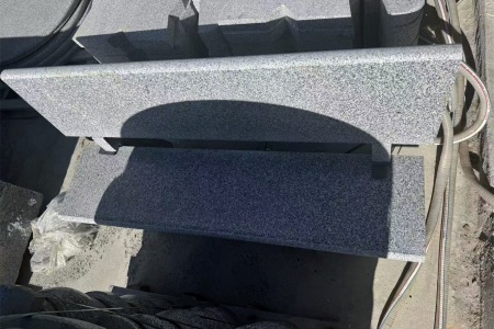 芝麻灰公园长椅