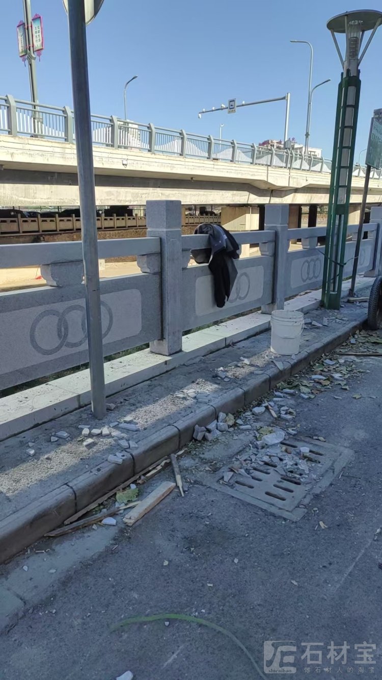 芝麻灰花岗岩石栏杆 河道石护栏定制安装