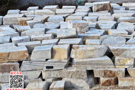 湖北罗田芝麻灰荒料堆场