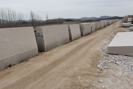 大型门牌石，学校刻字石，企业招牌石，迎宾石，校训石，景观石，立体字，村牌石，五莲红 ☎️13256080888