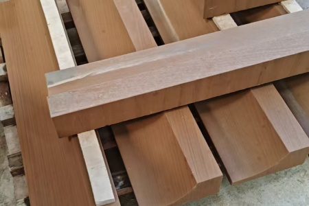 云南砂岩、黄木纹砂岩、红砂岩、粉底砂岩、黄砂岩、山水纹砂岩、米黄砂岩、紫砂岩、白砂岩、黄木纹砂岩、澳洲砂岩、米白砂岩、澳洲砂岩。大板、雕刻、圆柱、栏杆等异形加工