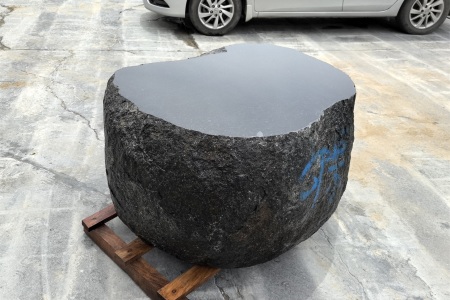 云南芝麻黑石桌