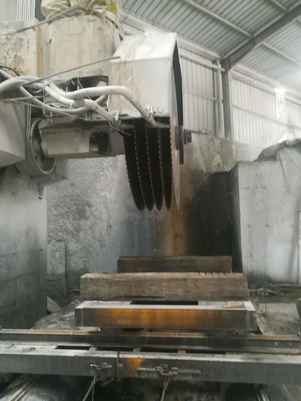 求购石材开料多片锯设备一台