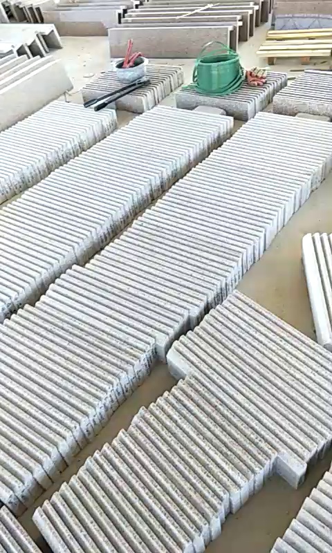 石岛红窗侧板、顶线条加工中