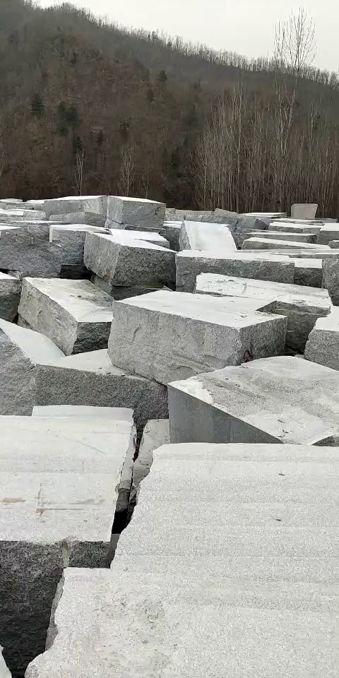 小铁灰珍珠灰河南芝麻灰大量供货，拥有矿山开采权具有产量大质量优色差小板面均匀的特点联系