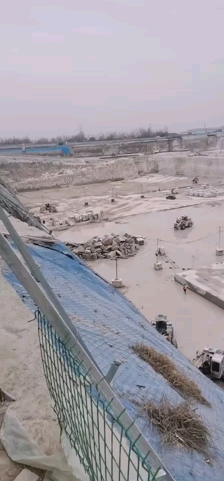 山东汶上县锈石，光板，荔枝面，路沿石，蘑菇石，多种规格。电话