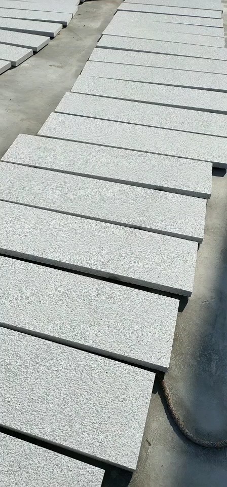 山东黄锈石、白锈石(原产地)厂章丘黑，鲁灰.矿直销厂家，销售矿石方料，门牌石、路